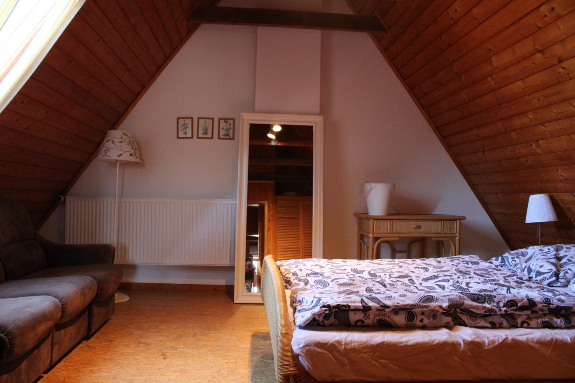 Elternschlafzimmer mit Doppelbett und Sofa (Ferienhaus Backhaus)