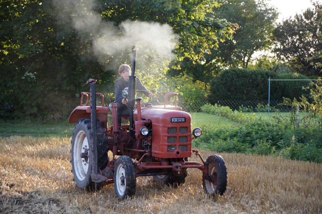 Oldtimer-Traktor Fahr auf Stoppelfeld